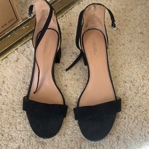Low wedge black heels